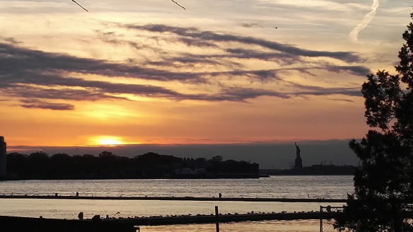 La statue de la liberté observe comme tous les soirs le coucher du soleil...